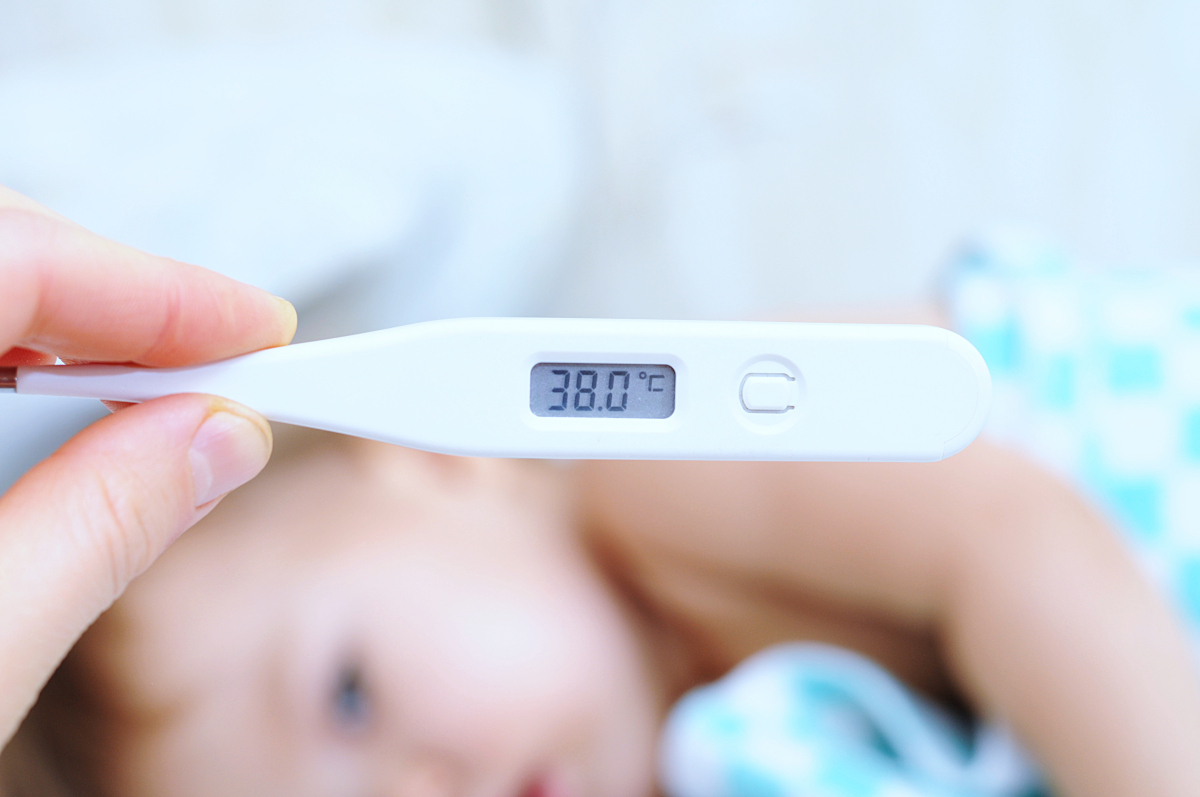宝宝发烧，家长得先在家完成这三步，不然医院可能会白去_体温