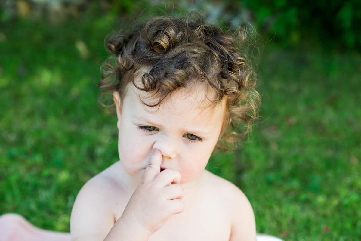 儿童流鼻涕。一个小孩用手帕擤鼻子照片摄影图片_ID:377941941-Veer图库