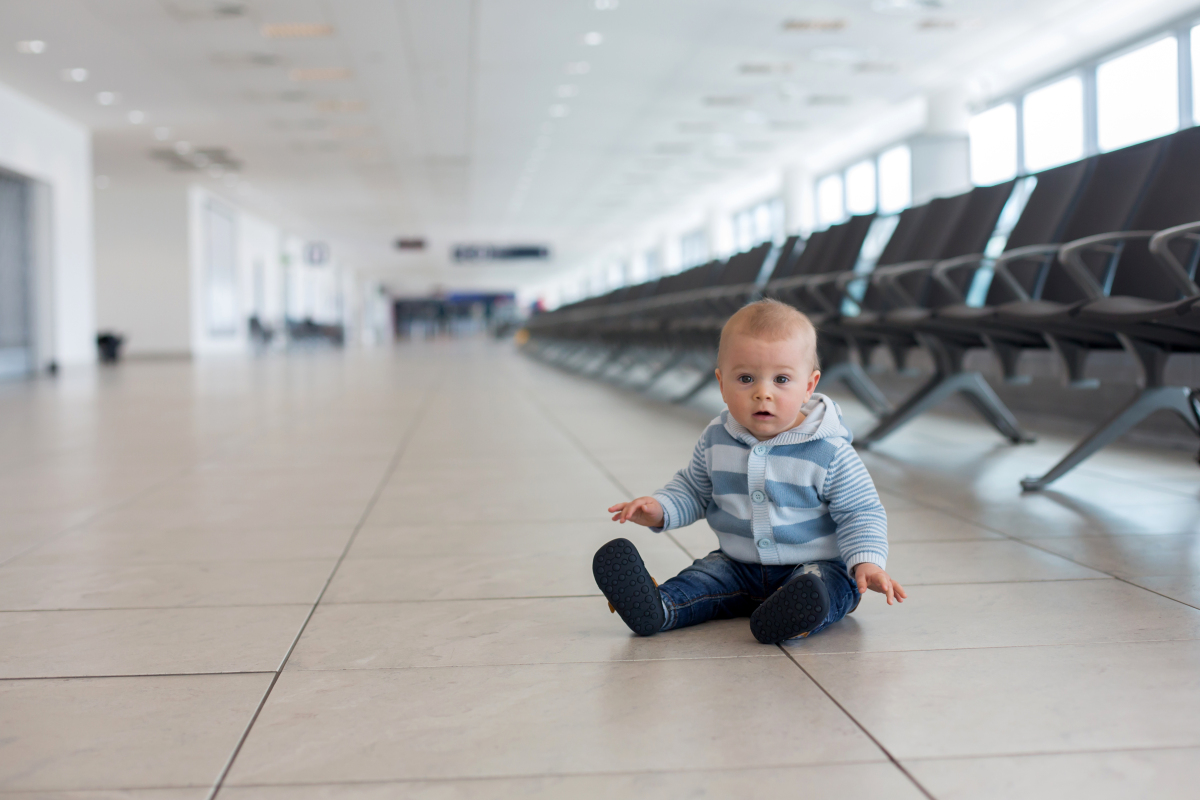 Escalier bébé : Quand monter et descendre les marches ? | PARENTS.fr