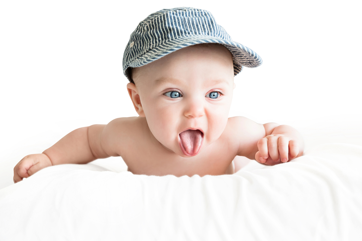 婴儿总伸舌头怎么回事（宝宝总把舌头伸出来乱舔）-幼儿百科-魔术铺