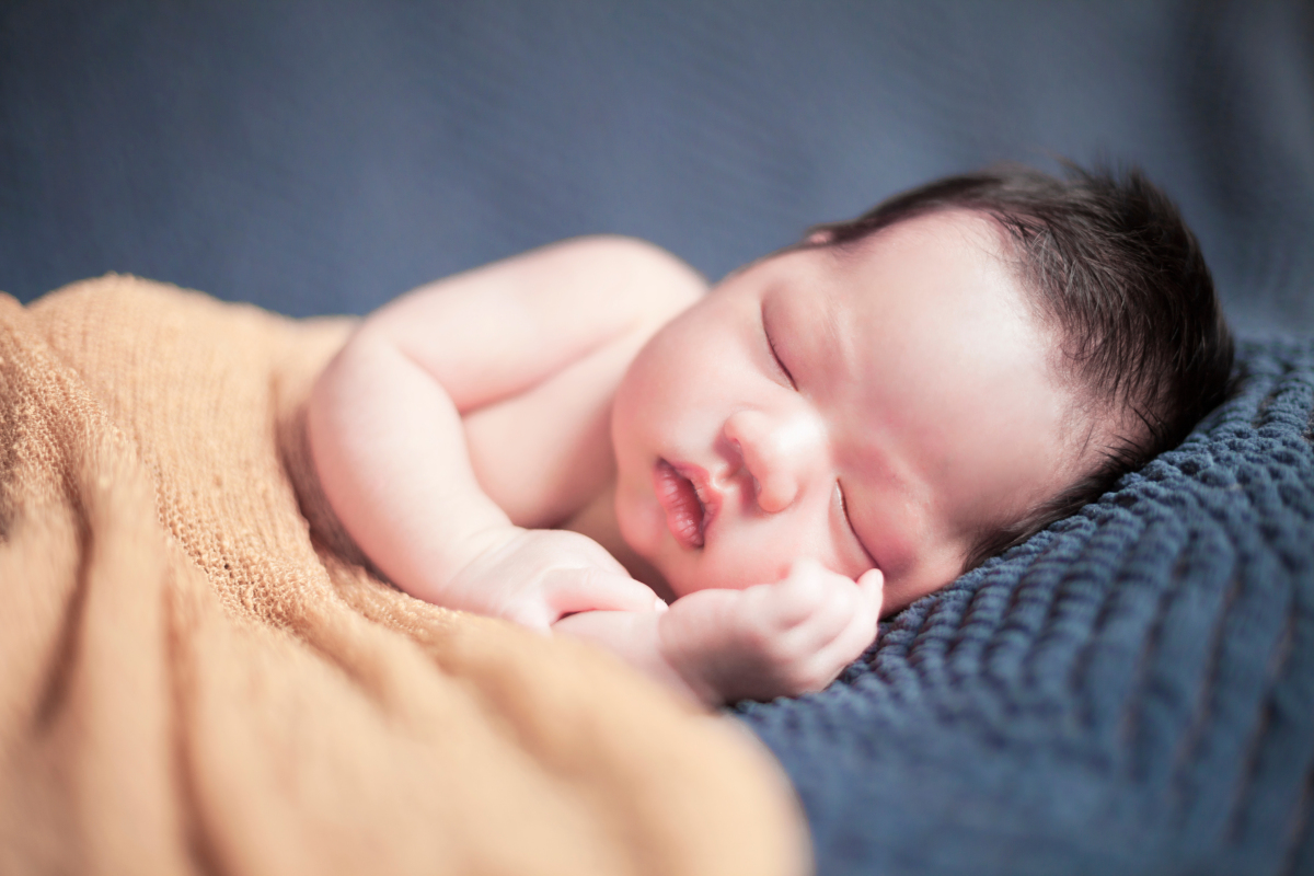 婴儿侧睡正确图解（一不留神儿）-幼儿百科-魔术铺