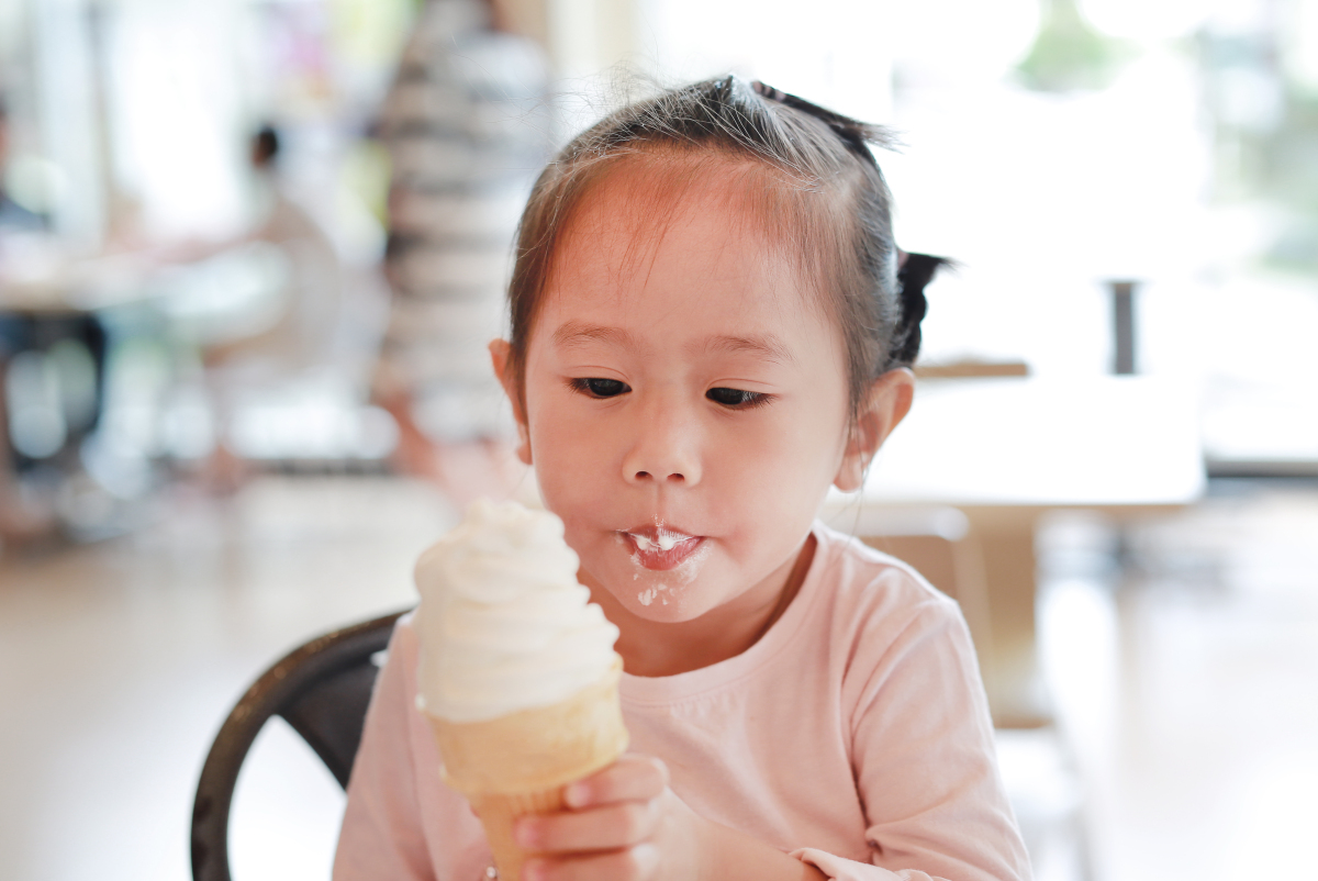 小女孩吃冰淇淋在夏天在炎热的一天 — 图库照片©AndreyPopov＃296869968